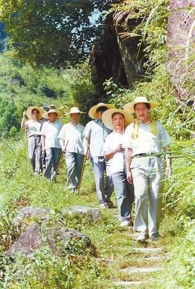 1989年7月，習(xí)近平在壽寧縣山村。