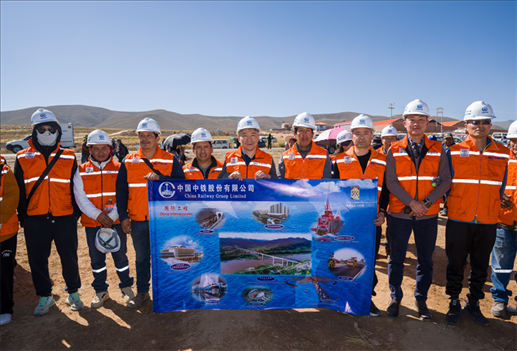 奧魯羅公路項目開工儀式現(xiàn)場，中國中鐵員工代表合影。中國中鐵供圖