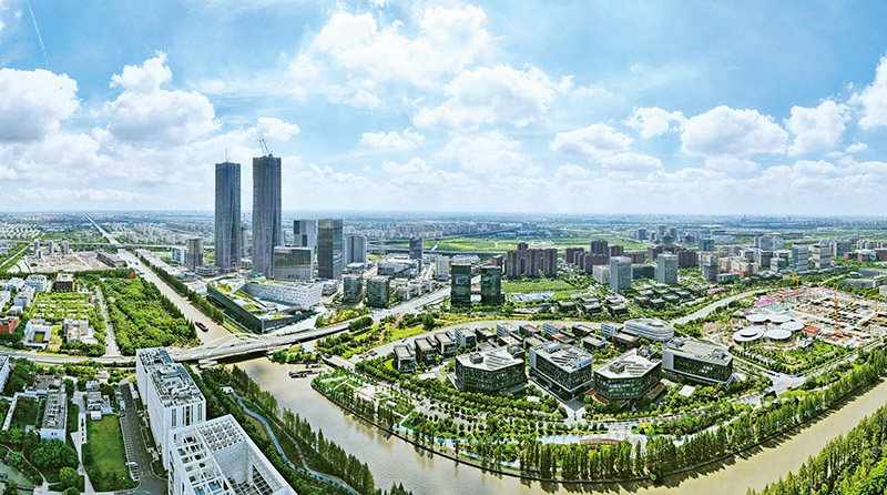 建立全國第一個(gè)國際貿(mào)易“單一窗口”，開設(shè)全國第一批自由貿(mào)易賬戶，設(shè)立全國第一家外商獨(dú)資醫(yī)院、第一家外商獨(dú)資公募基金公司、第一家外商獨(dú)資汽車制造企業(yè)……中國（上海）自由貿(mào)易試驗(yàn)區(qū)掛牌以來，誕生了若干個(gè)“全國第一”，在制造業(yè)、金融業(yè)等數(shù)十個(gè)開放領(lǐng)域，實(shí)現(xiàn)一批全國首創(chuàng)項(xiàng)目落地。圖為上海自貿(mào)區(qū)張江片區(qū)（2023年9月10日攝，無人機(jī)照片）。 新華社記者 方喆/攝