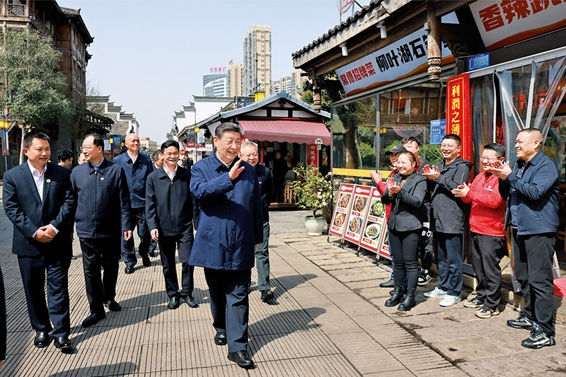 2024年3月18日至21日，中共中央總書記、國家主席、中央軍委主席習(xí)近平在湖南考察。這是19日上午，習(xí)近平在常德河街考察時(shí)，同店主和游客親切交流。 新華社記者 王曄/攝