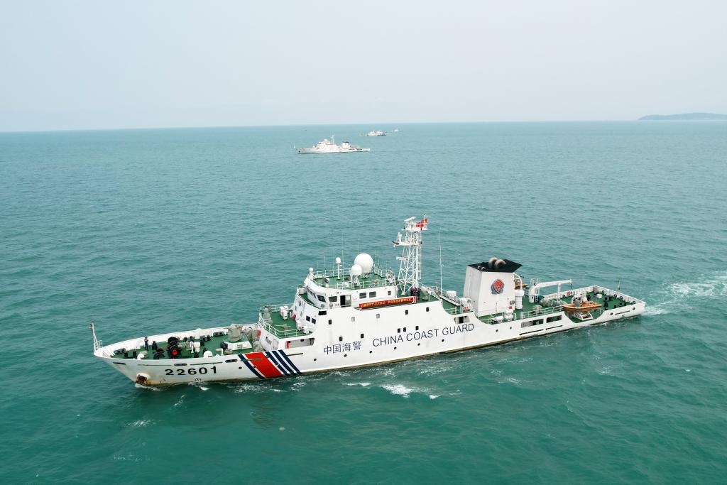 圖為5月14日海警艦艇編隊(duì)在巡航管控。（中國海警局南海分局供圖）