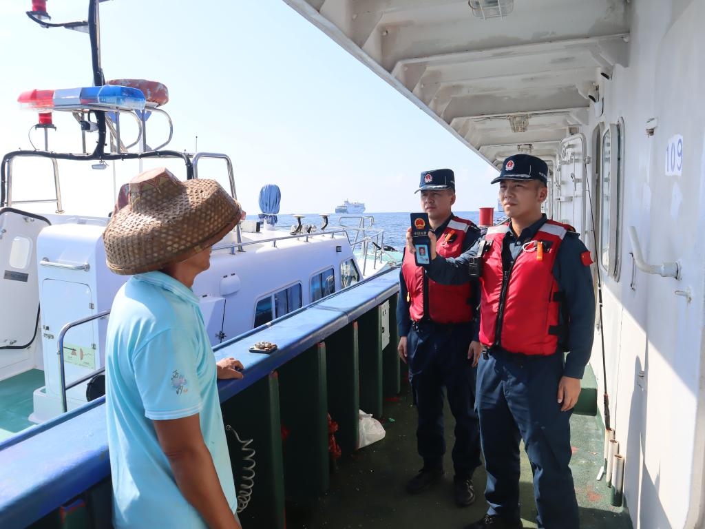 圖為5月12日海警執(zhí)法員登臨檢查漁船。（中國海警局南海分局供圖）