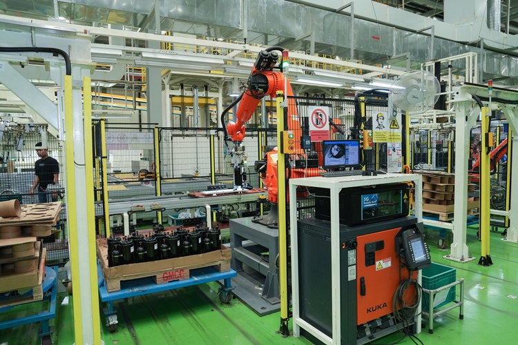 美的泰國工廠內(nèi)的5G機(jī)械臂