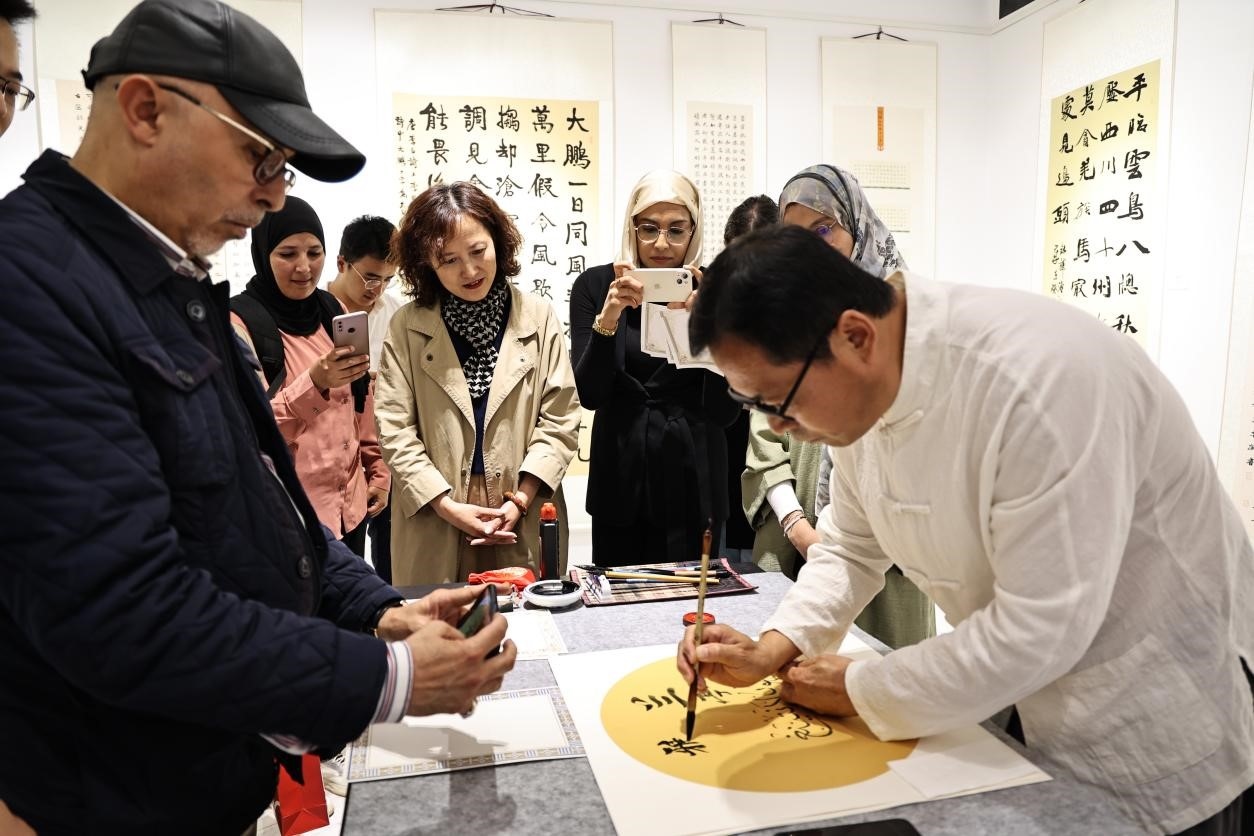 中摩書法老師在共同創(chuàng)作。拉巴特中國文化中心供圖
