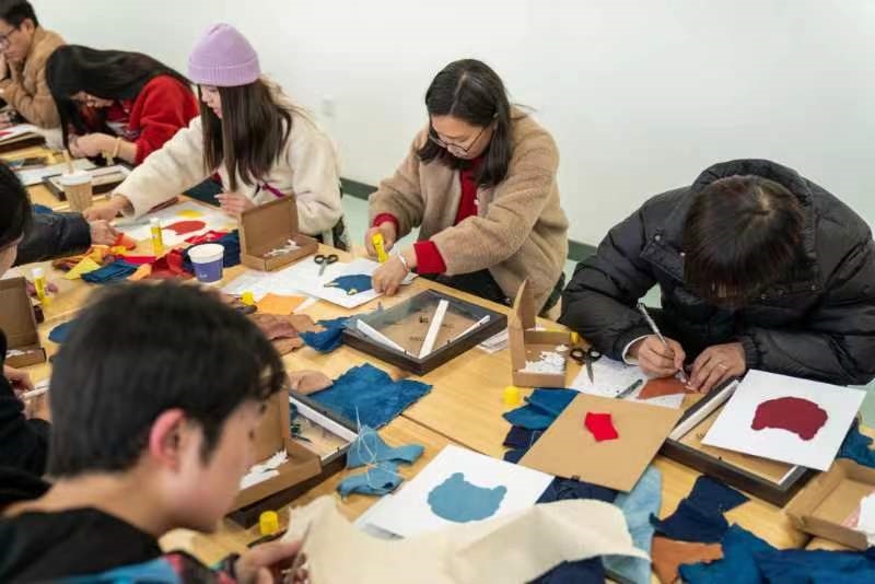 2024年2月，群眾在貴州省民族博物館老師帶領(lǐng)下開展拼布、拓印等非遺手工體驗活動。受訪者供圖
