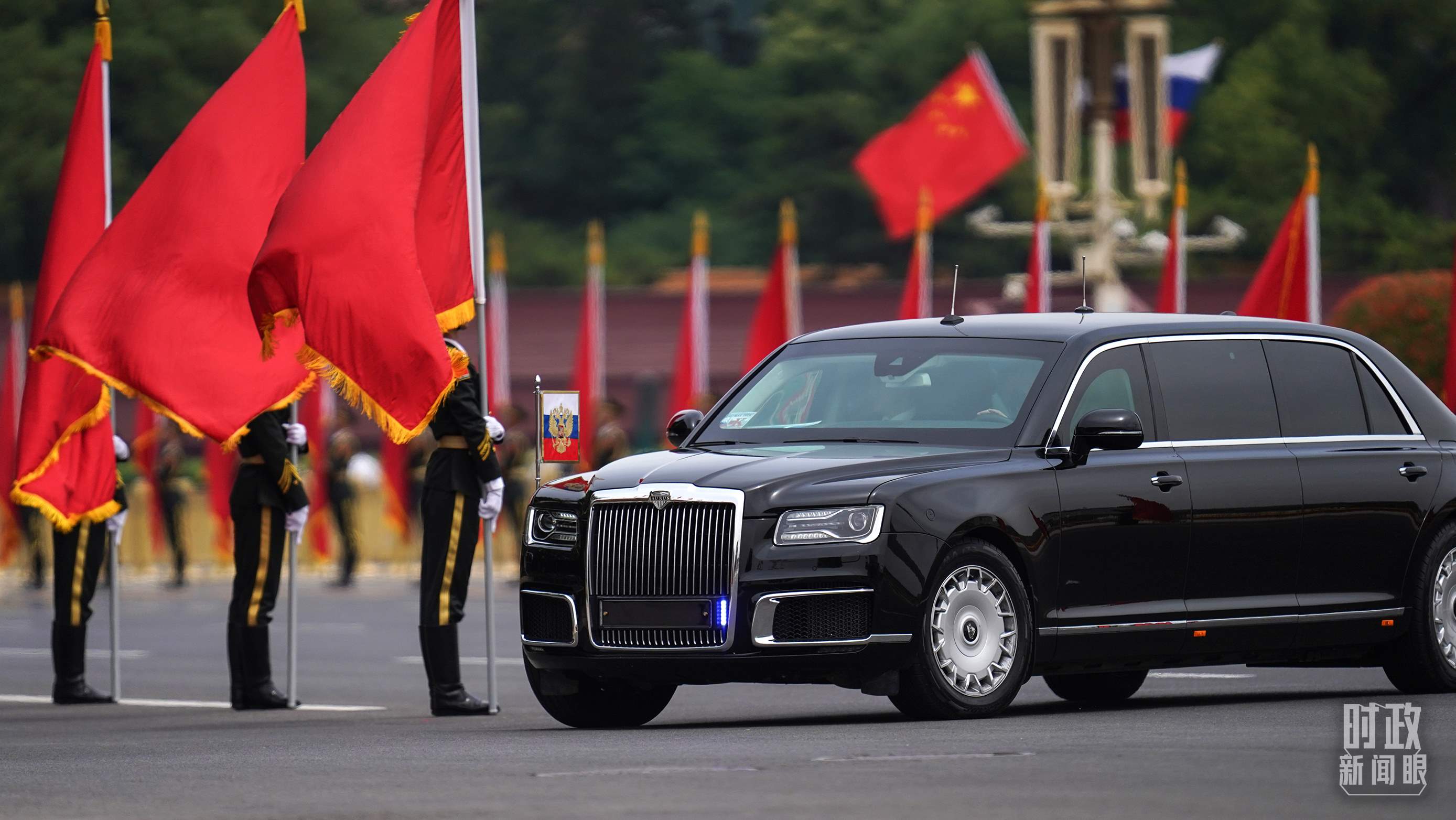 △普京總統(tǒng)乘車抵達(dá)歡迎儀式現(xiàn)場。（總臺國廣記者李晉拍攝）