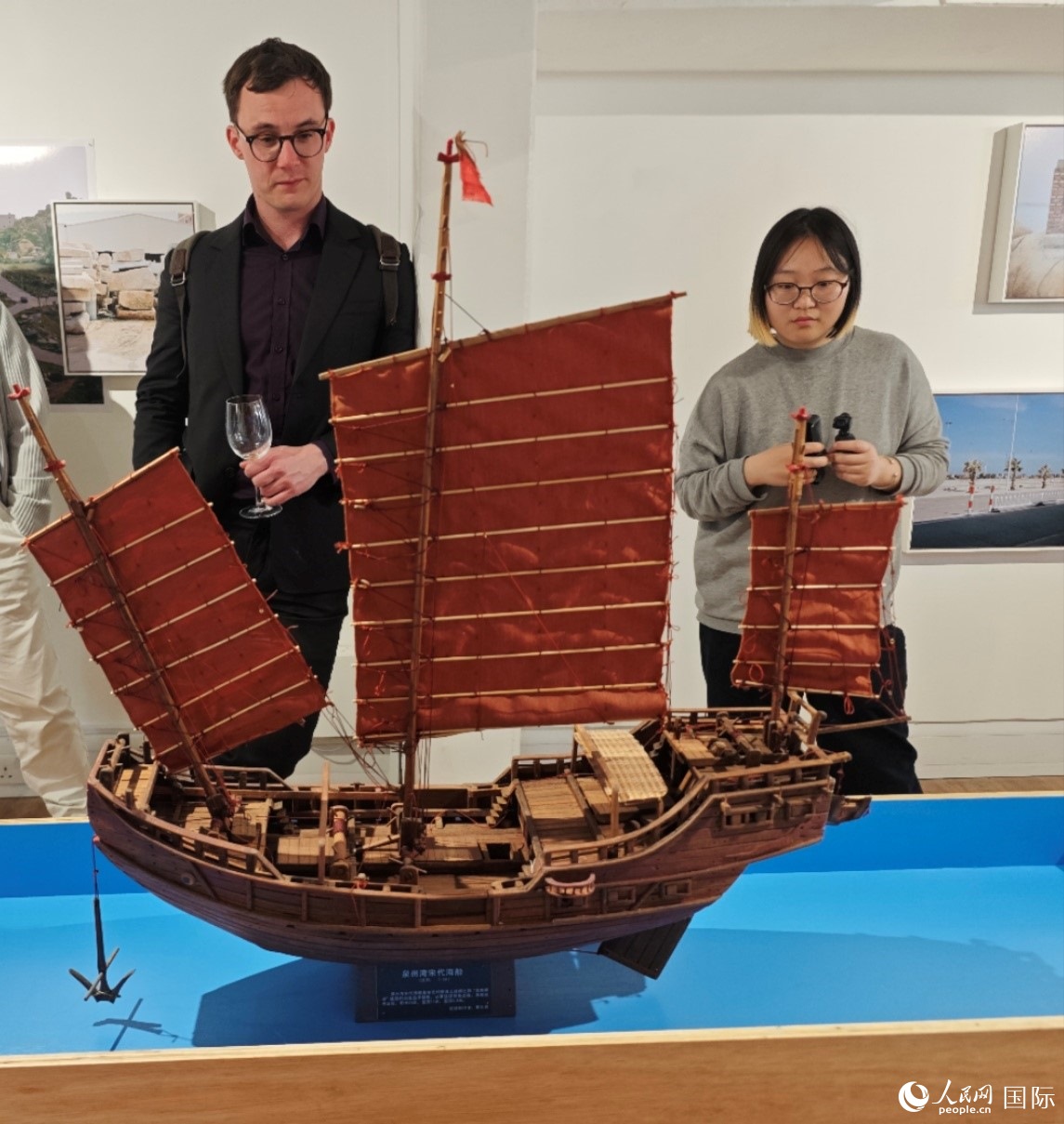英國(guó)觀眾在欣賞來(lái)自泉州灣宋代海船模型。邢雪攝