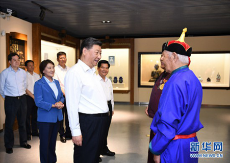 2019年7月15日，習近平總書記在赤峰博物館同古典民族史詩《格薩（斯）爾》非物質文化遺產傳承人親切交談。