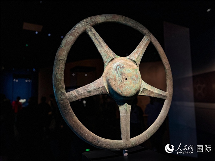 三星堆博物館中展出的太陽輪。人民網(wǎng)記者 羨江楠攝