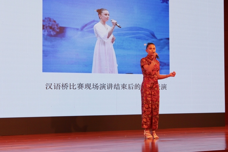 4、美國的中文愛好者譚木蘭在現(xiàn)場演唱歌曲《揮著翅膀的女孩》。 伊莎貝爾·羅德里格斯攝