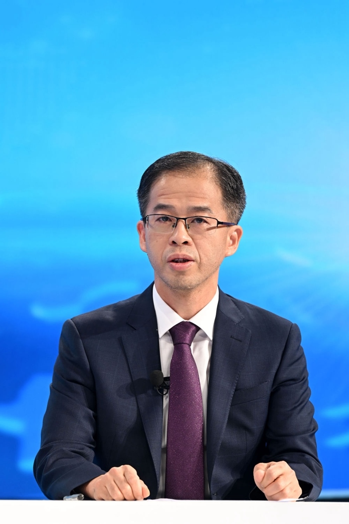 商務(wù)部政研室副主任丁維順在“中國經(jīng)濟(jì)圓桌會”錄制現(xiàn)場交流發(fā)言。新華社記者 金良快 攝