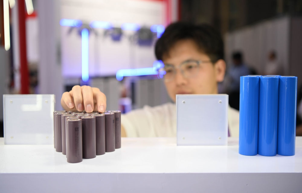這是一家企業(yè)在第135屆廣交會上展出的鋰電池產(chǎn)品（2024年4月15日攝）。新華社記者 鄧華 攝