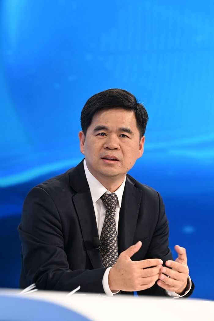 工業(yè)和信息化部運行監(jiān)測協(xié)調(diào)局副局長何海林在“中國經(jīng)濟(jì)圓桌會”錄制現(xiàn)場交流發(fā)言。新華社記者 金良快 攝