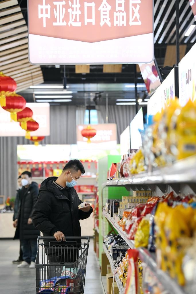 在位于西安浐灞國際港的愛菊健康生活體驗館，消費者挑選中亞進口食品。新華社記者李一博 攝