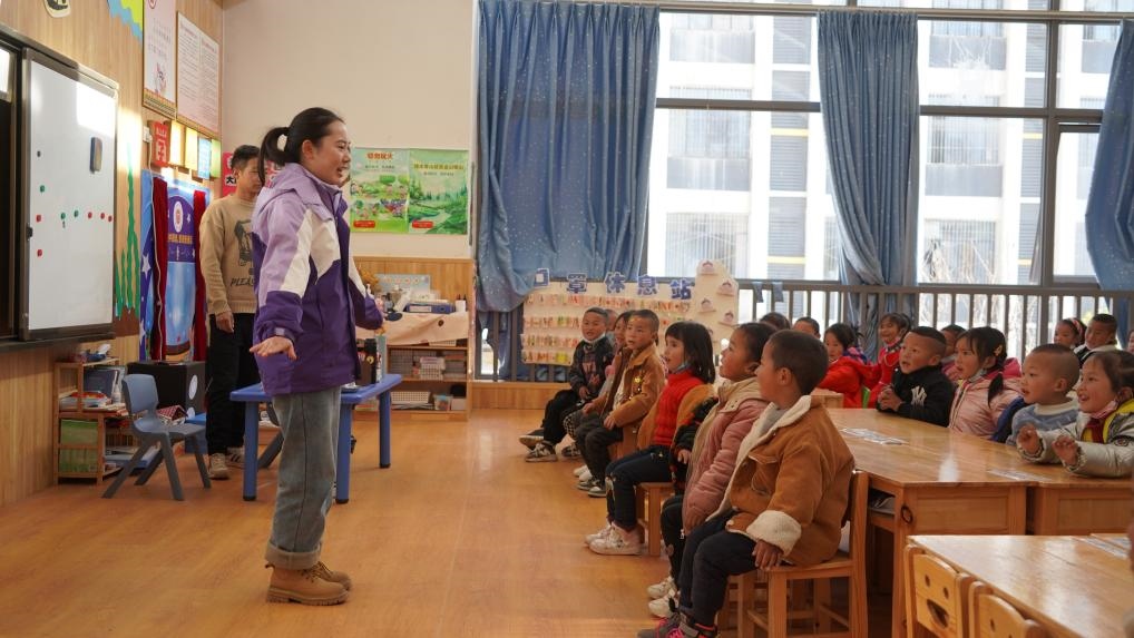  孩子們?cè)谡延X縣易地扶貧搬遷縣城集中安置點(diǎn)沐恩邸社區(qū)幼兒園上課。新華社記者 尹恒 攝