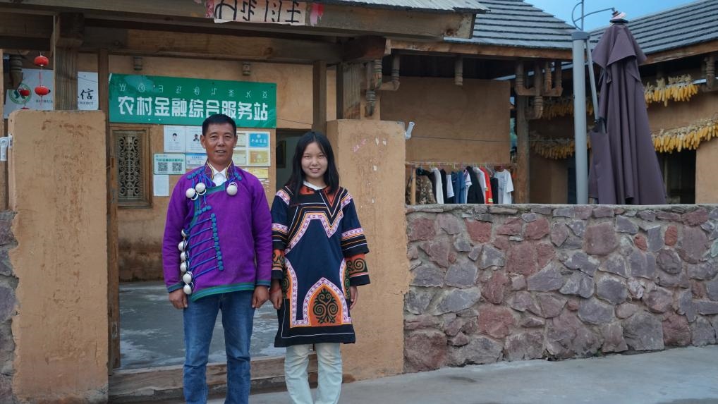 吉好有果和父親吉好也求在三河村新家合影。新華社記者 尹恒 攝