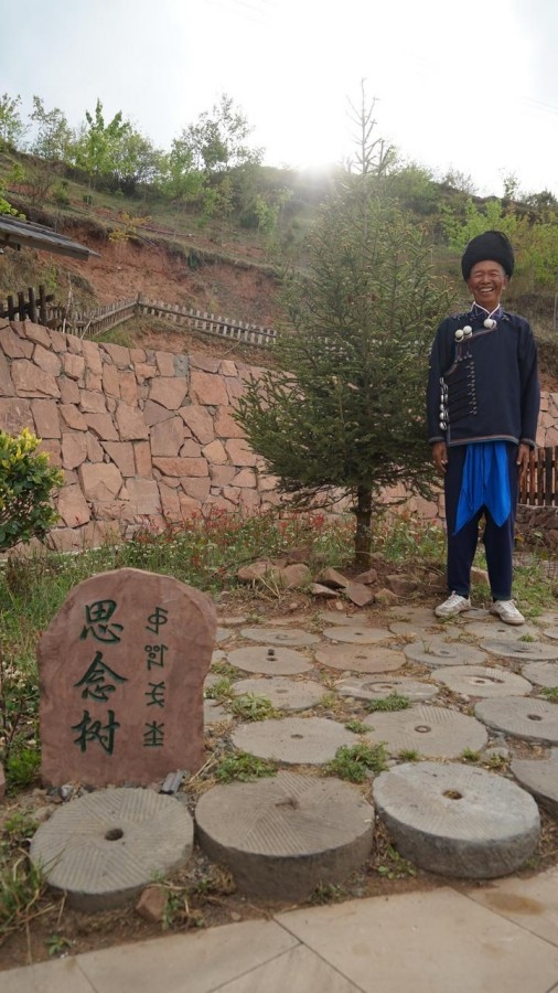 吉地爾子站在“思念樹”前。新華社記者 尹恒 攝