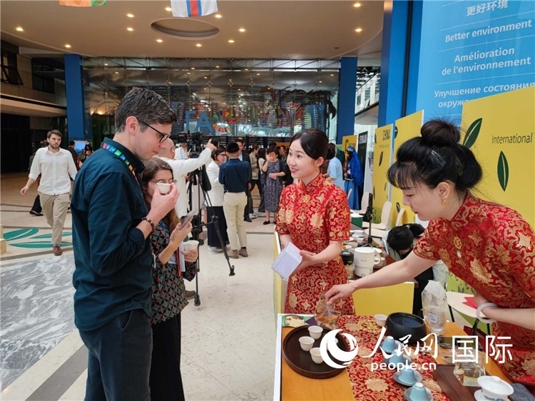 與會嘉賓在中國展臺品茶。 人民網(wǎng)記者 謝亞宏攝