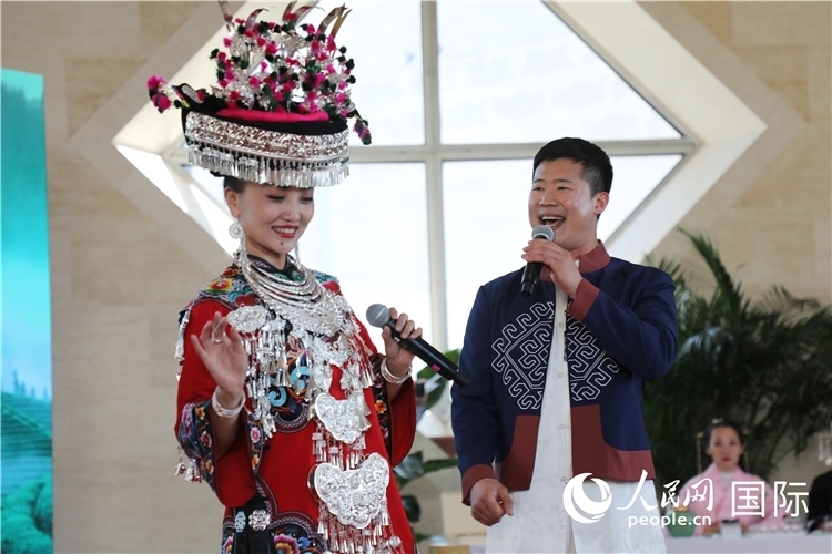 2、來自湖北的歌唱家演唱民族歌曲。 人民網(wǎng)記者 李志偉攝