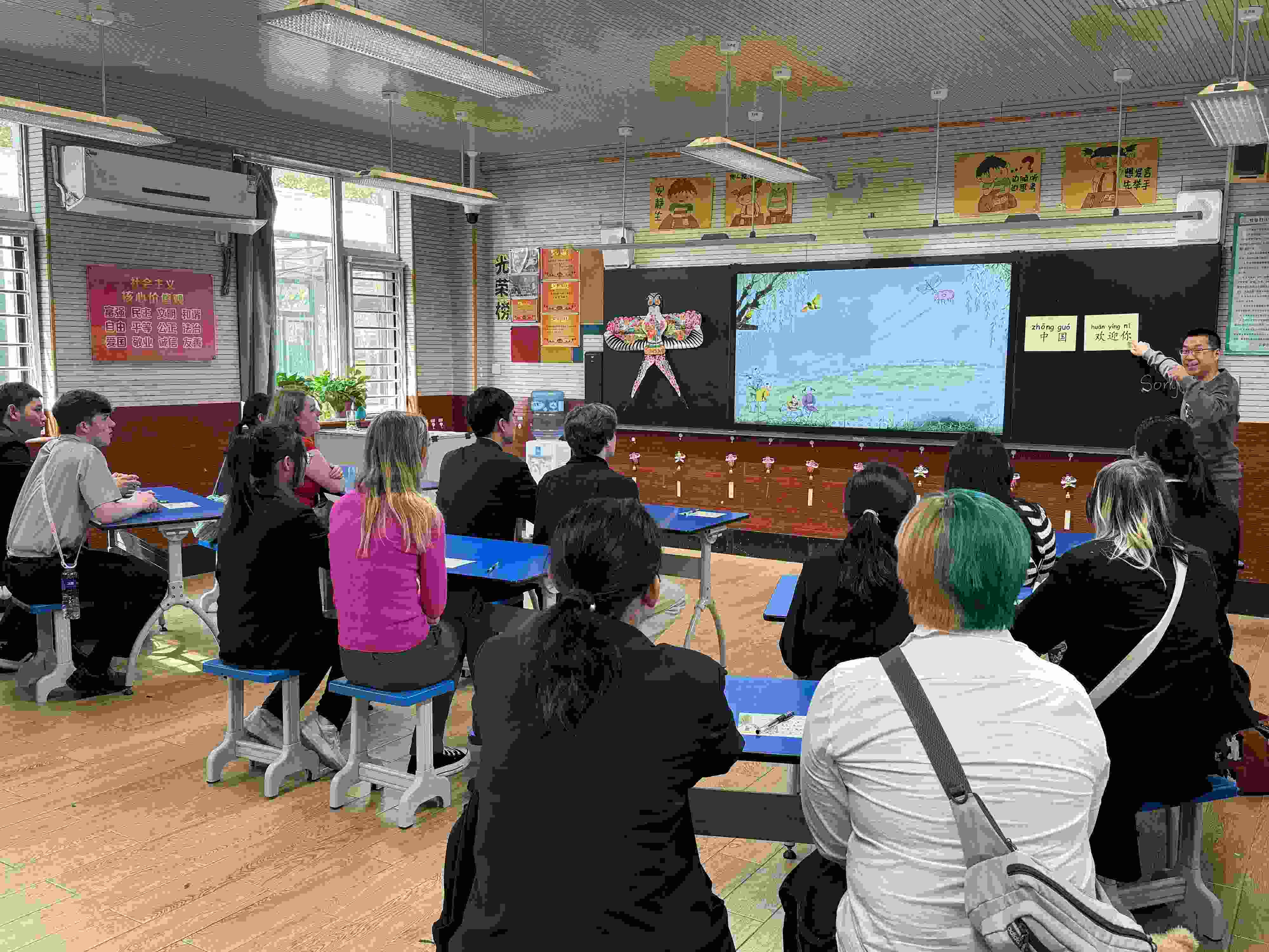 2024年4月20日，美國(guó)艾奧瓦州馬斯卡廷高中“友誼傳承”研學(xué)團(tuán)來(lái)到石家莊外國(guó)語(yǔ)學(xué)校，中美學(xué)生同上一節(jié)中文課。