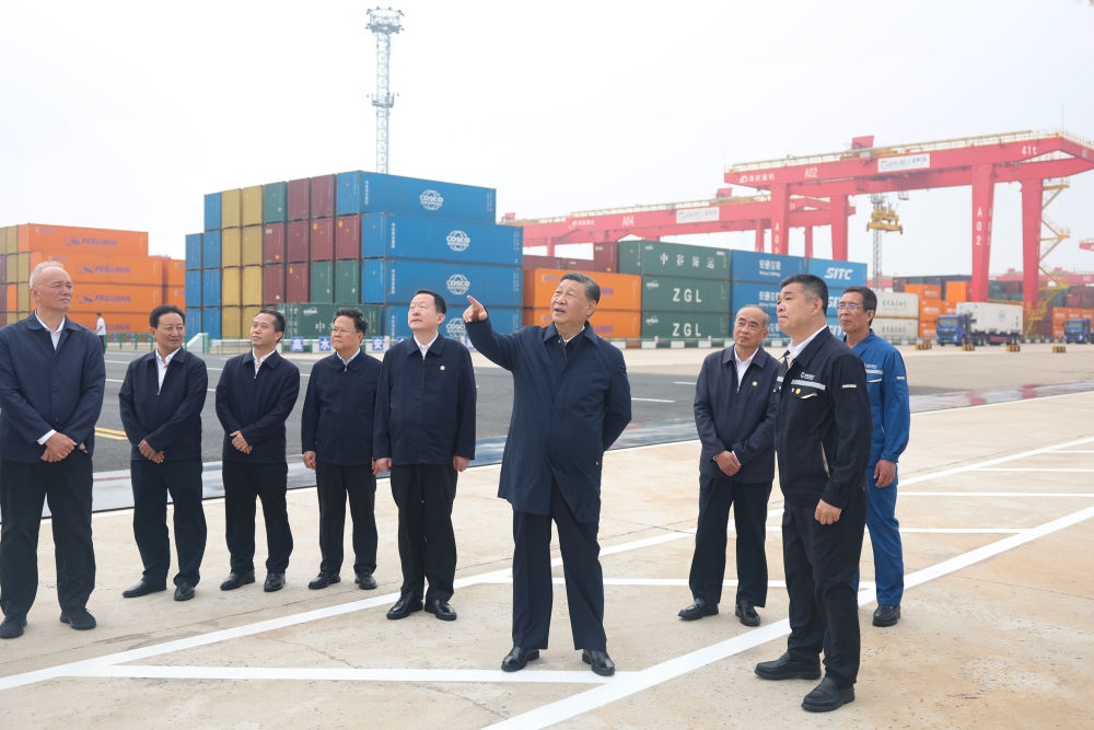 5月22日下午，習近平總書記在山東省日照市考察調(diào)研。他來到日照港，了解當?shù)赝七M港口智慧化綠色化建設、擴大對外開放等情況。