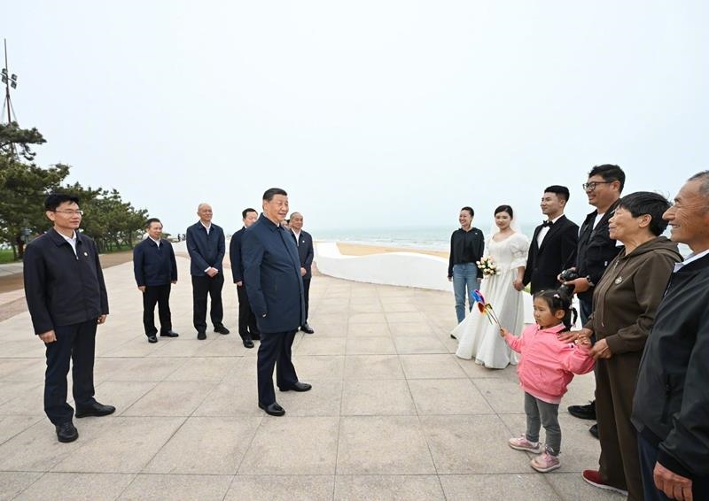 5月22日，在山東日照考察調(diào)研的習(xí)近平總書記來到陽光海岸綠道，同市民游客親切交流。