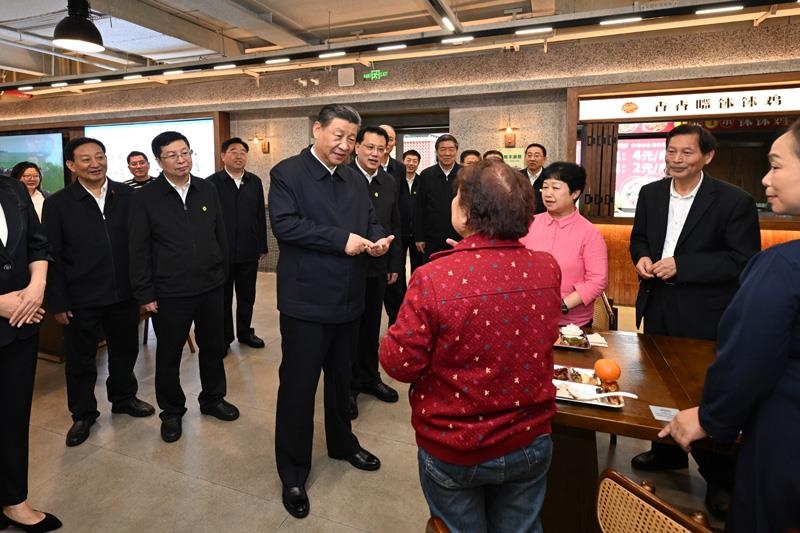 4月22日，在重慶考察的習(xí)近平總書記來到九龍坡區(qū)謝家灣街道民主村社區(qū)，察看小區(qū)改造和便民服務(wù)情況。