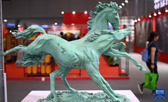 5月24日在第二十屆中國(guó)（深圳）國(guó)際文化產(chǎn)業(yè)博覽交易會(huì)俄羅斯美術(shù)協(xié)會(huì)展臺(tái)拍攝的馬雕塑作品。新華社記者 鄧華 攝