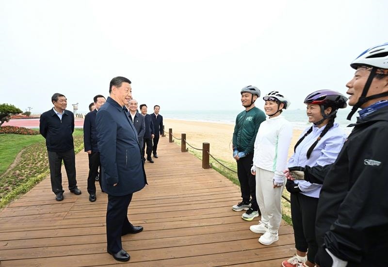 5月22日，在山東日照考察調(diào)研的習(xí)近平總書記來到陽光海岸綠道，和騎行愛好者親切交流。