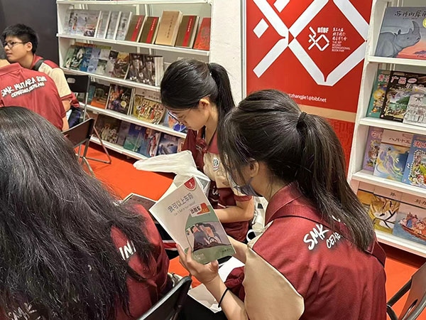 馬來西亞讀者在中國聯(lián)合展臺翻閱中國書籍。 中國圖書進(jìn)出口（集團(tuán)）有限公司供圖