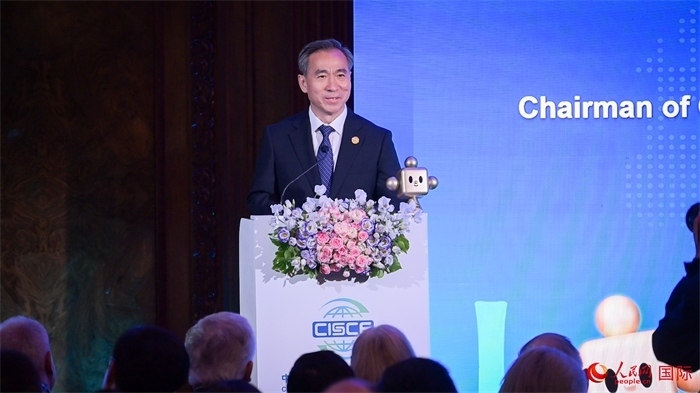 中國國際貿易促進委員會會長任鴻斌致辭。人民網 郭錦標攝