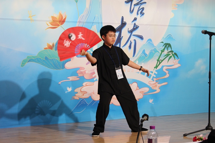 參賽選手在比賽中進行中華才藝展示。