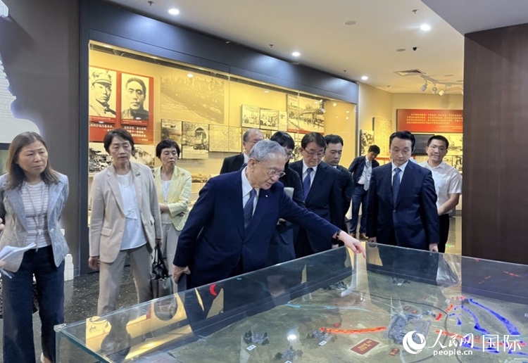 創(chuàng)價學會會長原田稔（中）與青年代表團成員訪問中國人民抗日戰(zhàn)爭紀念館。人民網(wǎng)記者 陳思攝