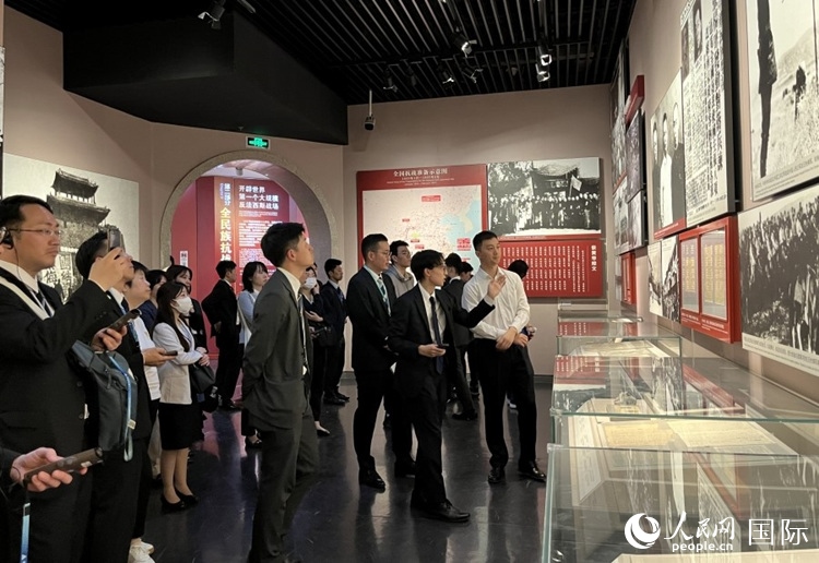 創(chuàng)價學會青年代表團成員在中國人民抗日戰(zhàn)爭紀念館參觀。人民網(wǎng)記者 陳思攝