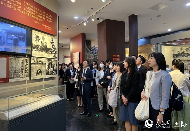 創(chuàng)價學會青年代表團成員在中國人民抗日戰(zhàn)爭紀念館參觀。人民網(wǎng)記者 陳思攝