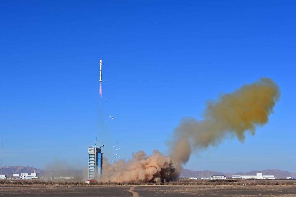 2023年12月4日，中國(guó)在酒泉衛(wèi)星發(fā)射中心使用長(zhǎng)征二號(hào)丙運(yùn)載火箭，成功將援埃及二號(hào)衛(wèi)星發(fā)射升空，衛(wèi)星順利進(jìn)入預(yù)定軌道，發(fā)射任務(wù)獲得圓滿成功。新華社發(fā)（汪江波 攝）