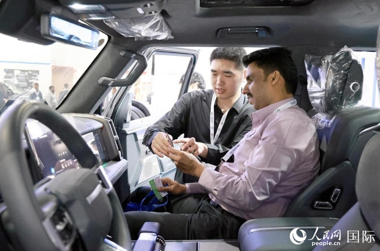 客戶在了解中國產(chǎn)汽車。人民網(wǎng)記者 管克江攝
