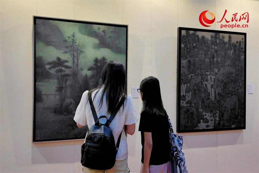 觀眾正在觀賞王秦生畫作《云山幽趣》。人民網記者 劉微攝