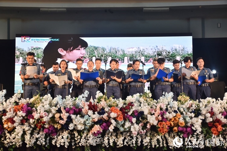 邦板牙省警察局學(xué)員在結(jié)業(yè)典禮上表演合唱。人民網(wǎng)記者 樊帆攝