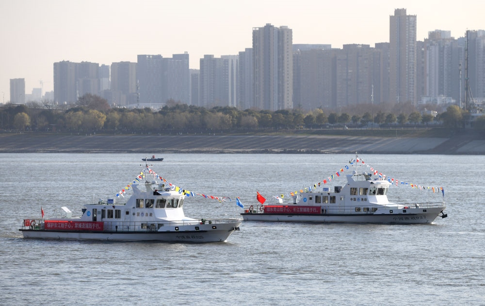 漁政執(zhí)法船隊(duì)從長江武漢段江面駛過，啟動(dòng)長江流域重點(diǎn)水域“十年禁漁”（2020年12月31日攝）。新華社記者 程敏 攝