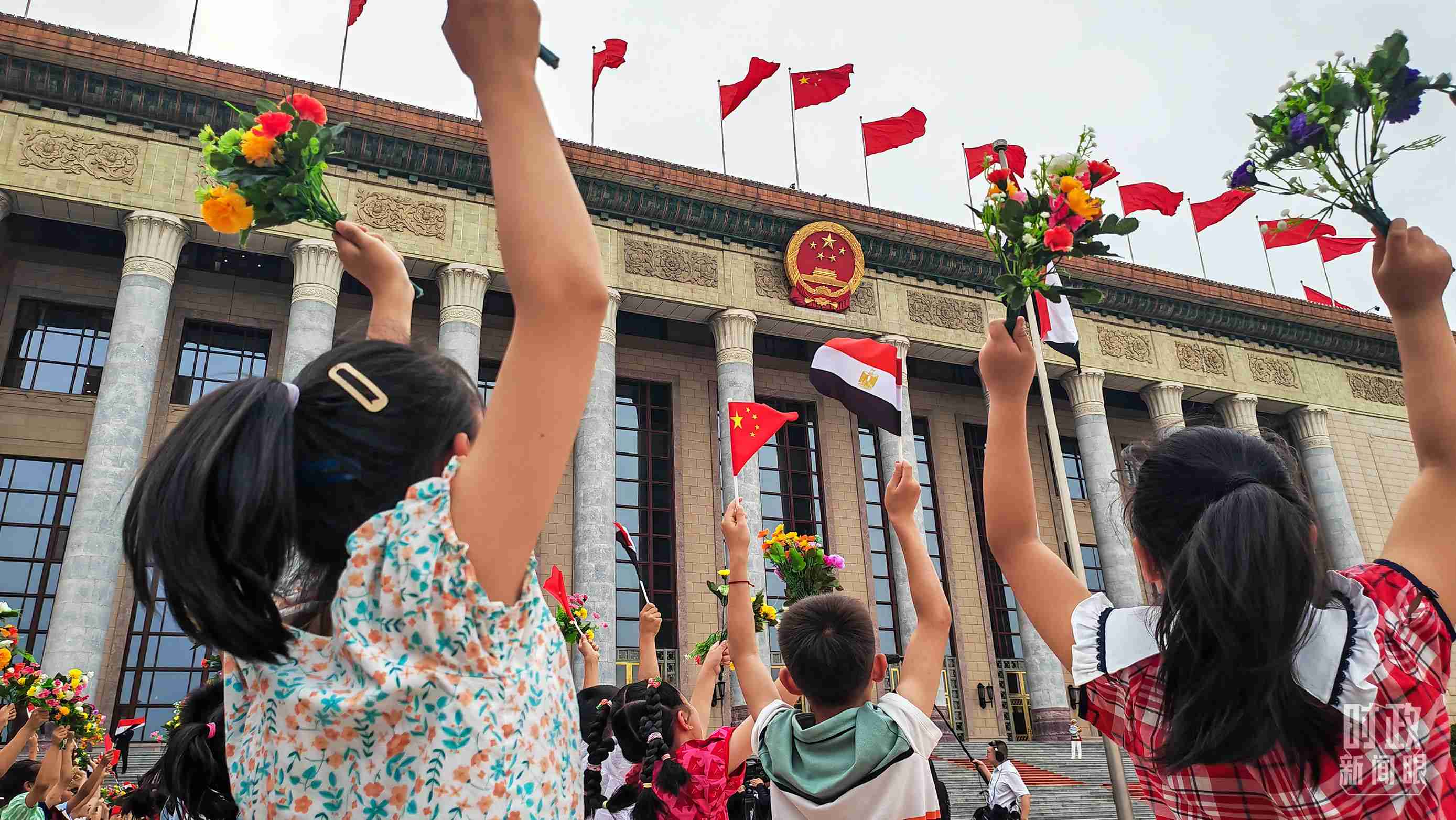 △5月29日下午，習(xí)近平主席舉行儀式歡迎埃及總統(tǒng)塞西訪華。圖為歡迎儀式現(xiàn)場的少年兒童。（總臺(tái)央視記者劉琦拍攝）