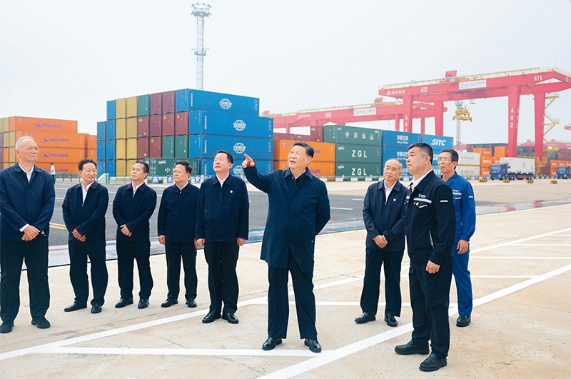2024年5月22日至24日，中共中央總書記、國家主席、中央軍委主席習近平在山東考察。這是22日下午，習近平在日照港察看全自動化集裝箱碼頭作業(yè)場景。 新華社記者 鞠鵬/攝