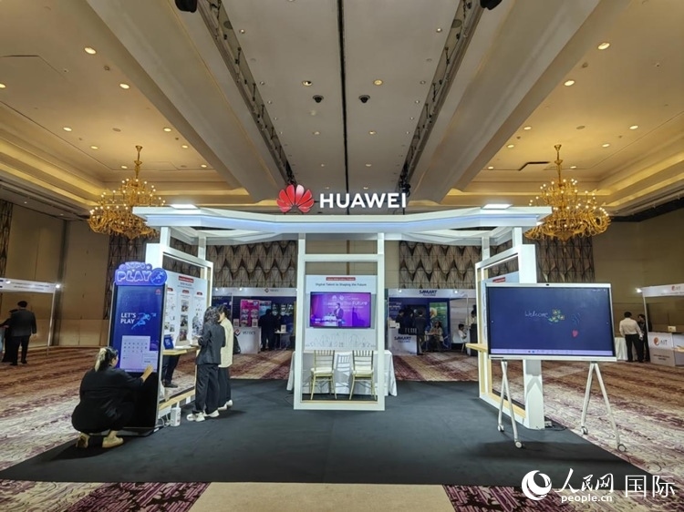 峰會(huì)現(xiàn)場(chǎng)，由泰國(guó)政府、中泰高校和客戶伙伴搭建的人才雙選會(huì)和伙伴展臺(tái)開放。人民網(wǎng)記者 楊一攝