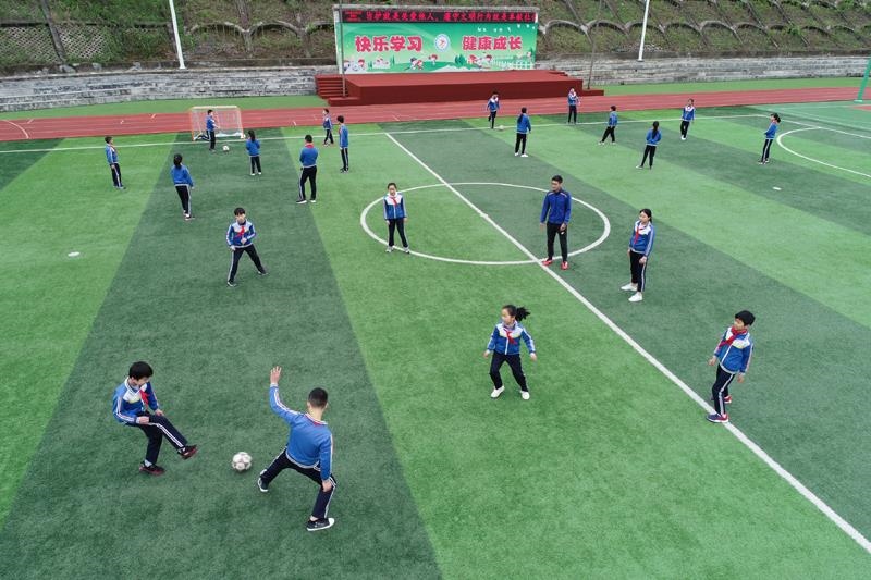 陜西安康平利縣老縣鎮(zhèn)中心小學(xué)的學(xué)生在操場(chǎng)上踢球。