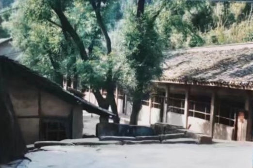 這是之江小學的前身——四川省南充市嘉陵區(qū)一所山區(qū)小學的校舍（資料照片翻拍）。