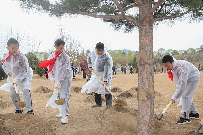 2023年4月4日，習(xí)近平總書(shū)記來(lái)到北京市朝陽(yáng)區(qū)東壩中心公園參加首都義務(wù)植樹(shù)活動(dòng)。這是總書(shū)記同孩子們一起植樹(shù)。