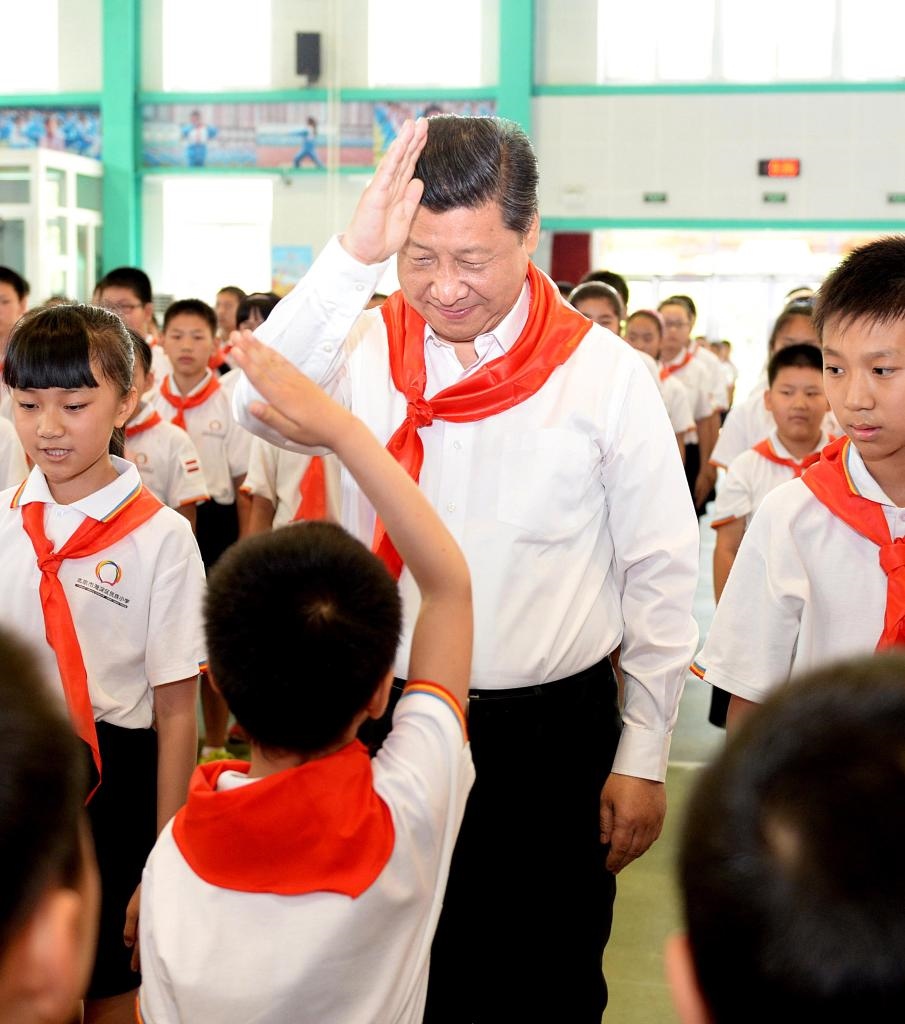2014年5月30日，習近平總書記來到北京市海淀區(qū)民族小學，參加慶祝“六一”國際兒童節(jié)活動。新華社記者 李濤 攝