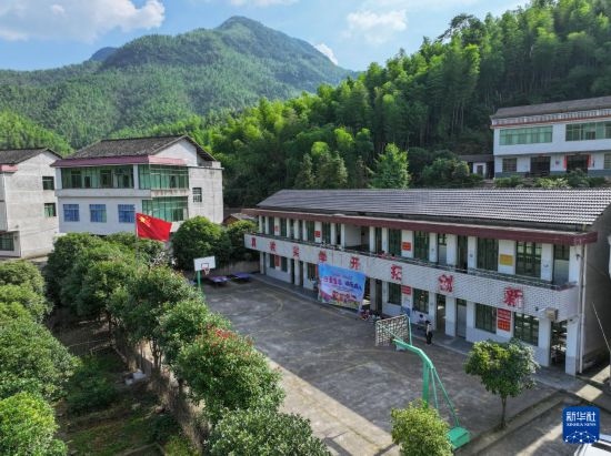 這是5月28日拍攝的湖南省衡陽市衡陽縣岣嶁鄉(xiāng)妙溪小學（無人機照片）。