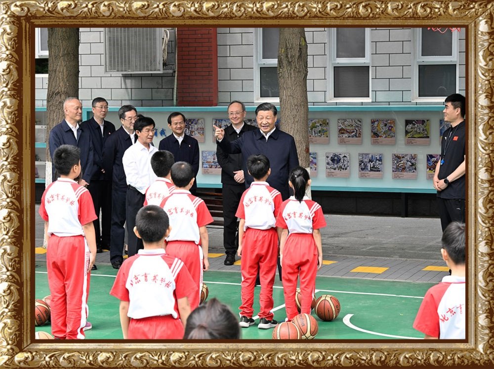 2023年5月31日上午，習(xí)近平總書(shū)記來(lái)到北京育英學(xué)?？赐繂?wèn)師生，在籃球場(chǎng)同正在上體育課的小學(xué)生們親切交流。習(xí)近平親切地說(shuō)：“現(xiàn)在生活條件好了，孩子們不是要吃得胖胖的，而是要長(zhǎng)得壯壯的、練得棒棒的?！? width=
