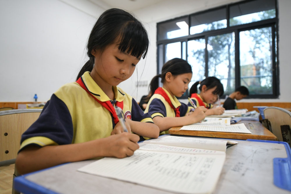 5月30日，學生在之江小學“留守兒童之家”寫作業(yè)。
